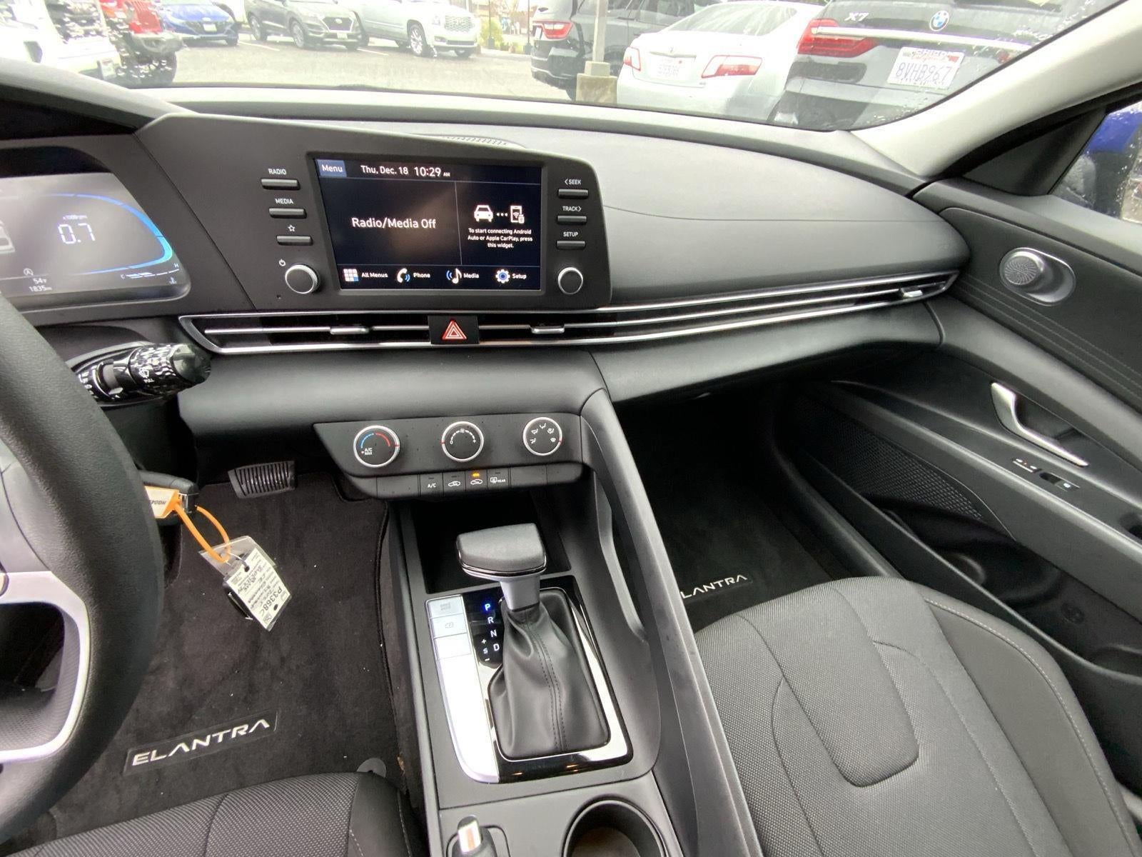 2025 Hyundai ELANTRA SE