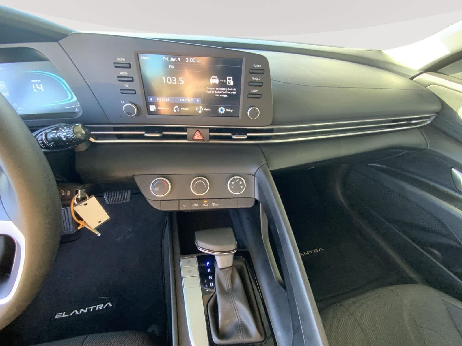 2025 Hyundai ELANTRA SE